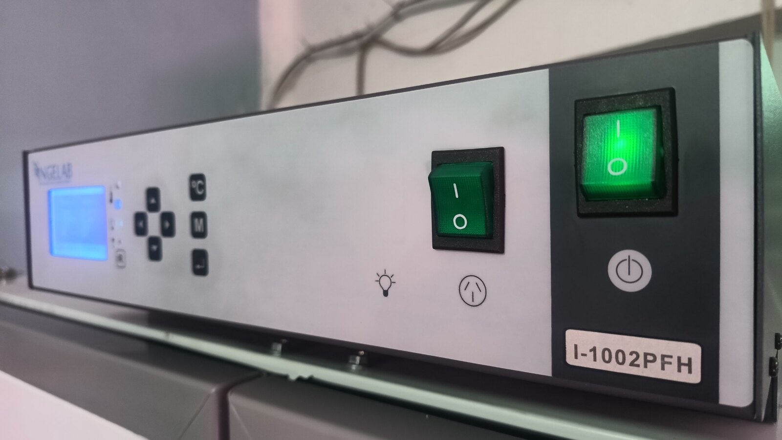 Panel de control de una incubadora Ingelab