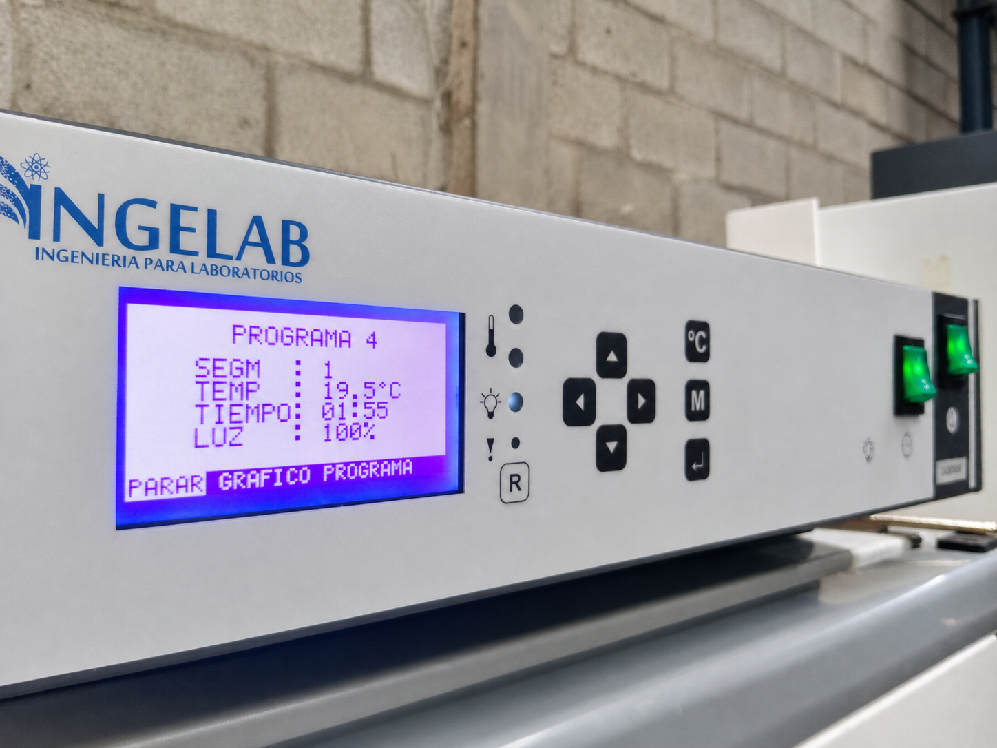 Detalle del panel programable de una incubadora Ingelab